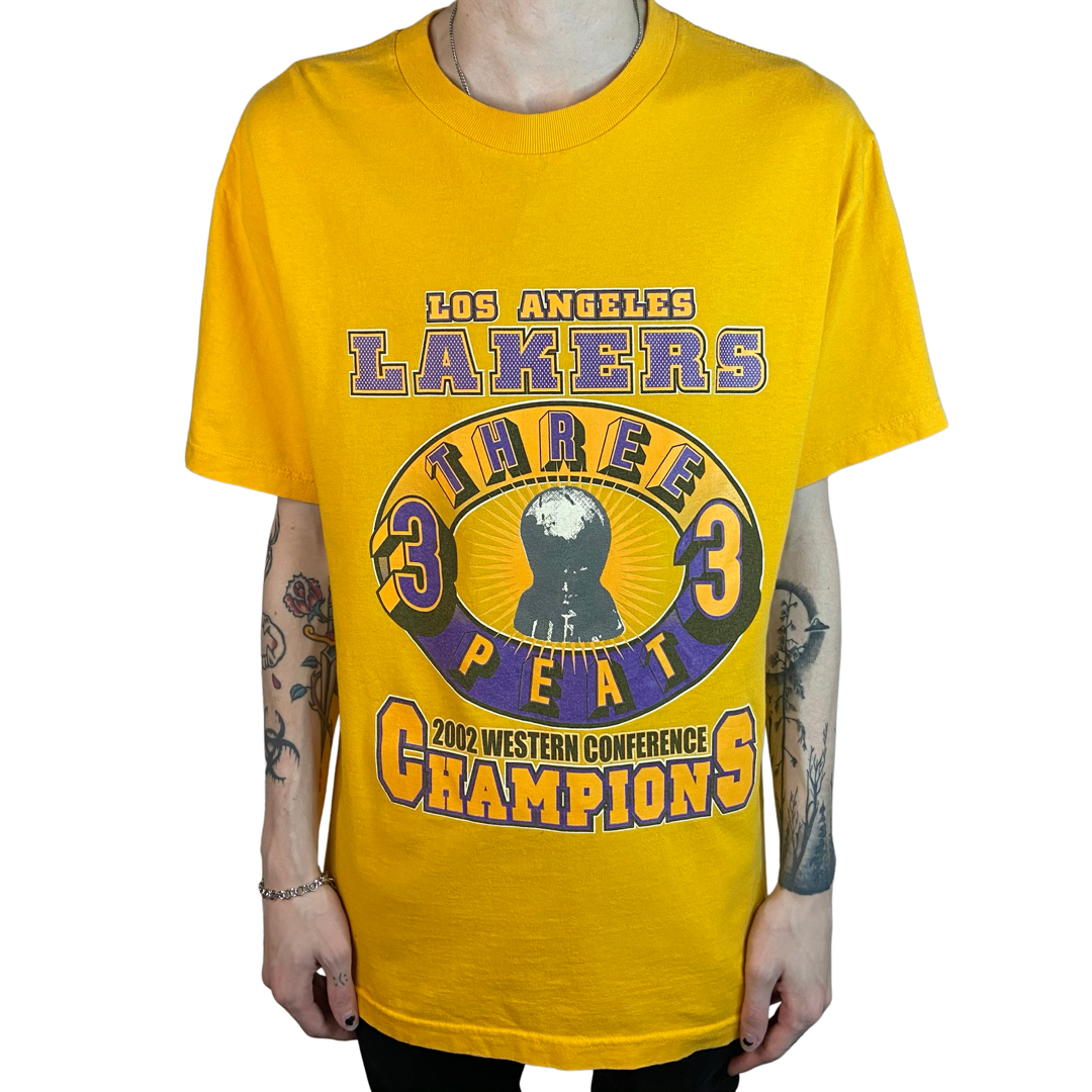 2002 LOS ANGELES LAKERS THREE-PEAT CHAMPIONS "PLEASE BELIEVE THIS" SIZE LARGE T-SHIRT