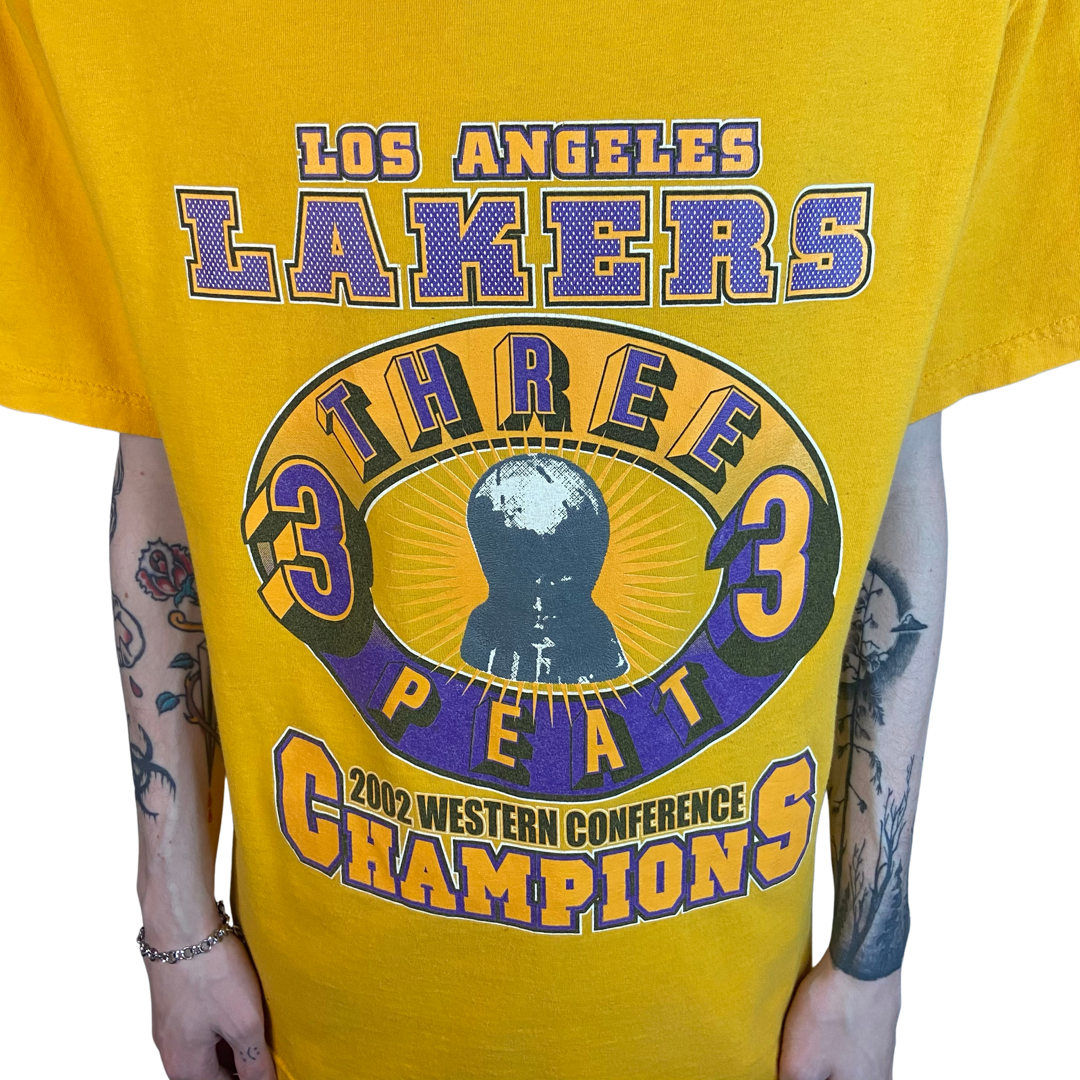 2002 LOS ANGELES LAKERS THREE-PEAT CHAMPIONS "PLEASE BELIEVE THIS" SIZE LARGE T-SHIRT